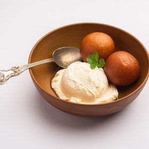 Gulab Jammun mit Vanille-Eis ma