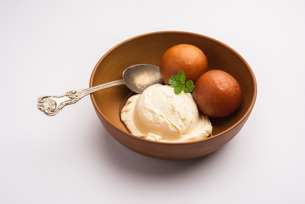 Gulab Jammun mit Vanille-Eis ma